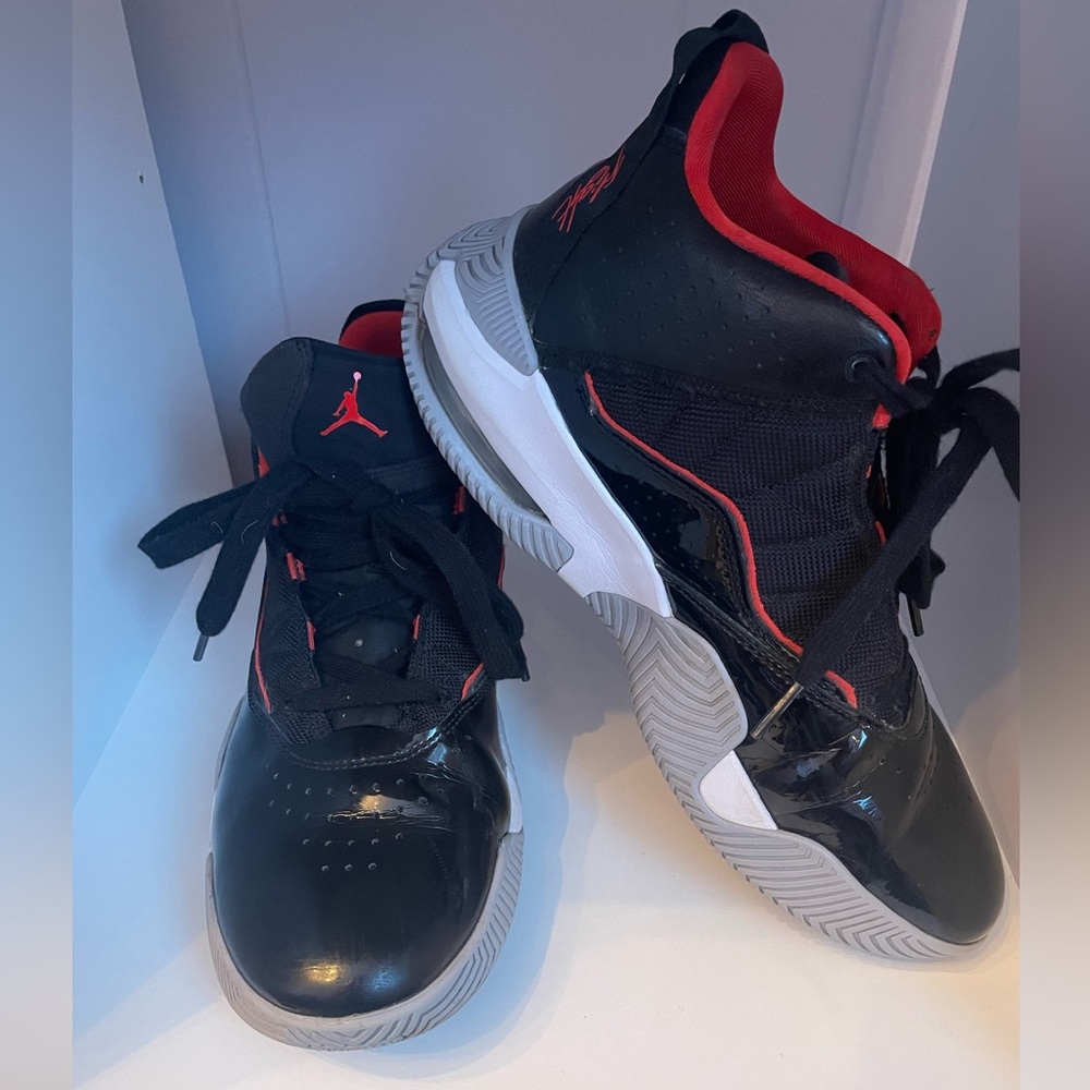 EUC youth Nike air max Air Jordans. 7Y